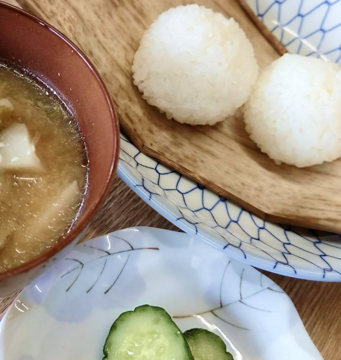 おむすびとお味噌汁の写真