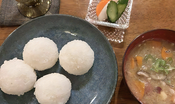 4個のおむすびの写真